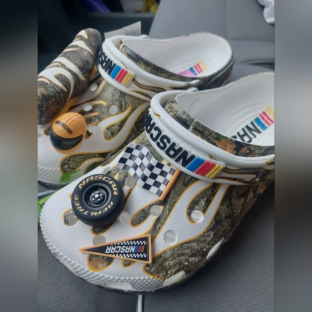 New With Tags Nascar Crocs W/ Cup Holder M4 W6 Nascar + Realtree
